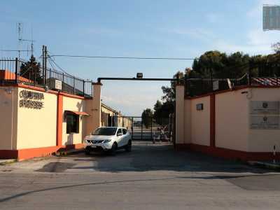 Superato poi l�incrocio con via di Maratona (quella in cui ha sede il pi� grande dormitorio pubblico) la strada affianca il muro di cinta bianco e rosso della caserma Briscese...